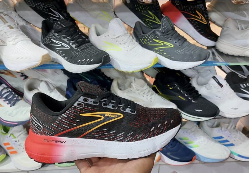 کتونی بروکس گلیسرین ۲۰ مستر کوالیتی ویتنام کیفیت مشابه اورجینال سایز ۴۰ تا ۴۵ Brooks Glycerin 20