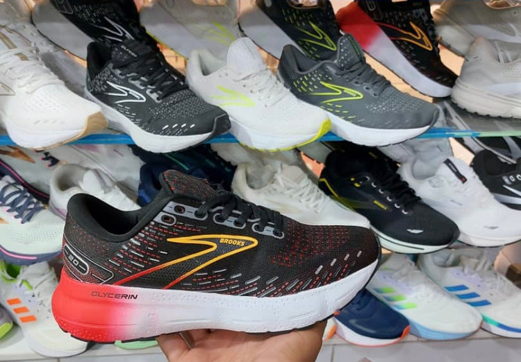 کتونی بروکس گلیسرین ۲۰ مستر کوالیتی ویتنام کیفیت مشابه اورجینال سایز ۴۰ تا ۴۵ Brooks Glycerin 20