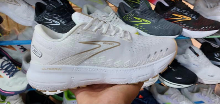 کتونی بروکس گلیسرین ۲۰ مستر کوالیتی ویتنام کیفیت مشابه اورجینال سایز ۴۰ تا ۴۵ Brooks Glycerin 20