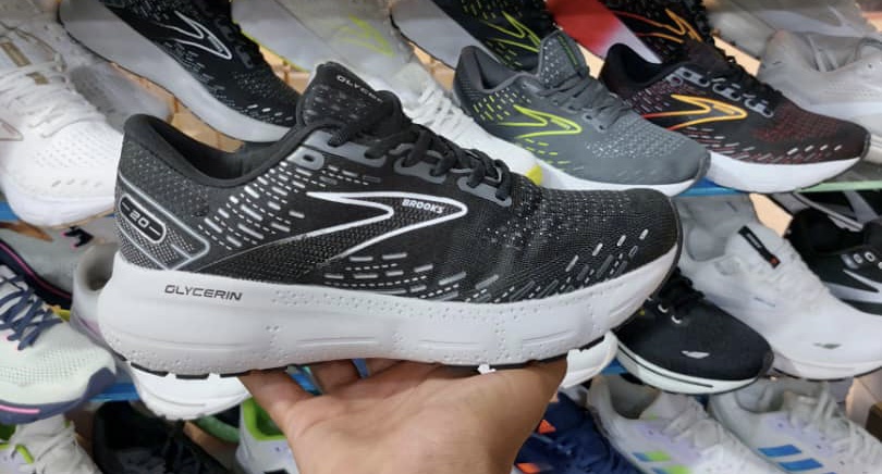 کتونی بروکس گلیسرین ۲۰ مستر کوالیتی ویتنام کیفیت مشابه اورجینال سایز ۴۰ تا ۴۵ Brooks Glycerin 20