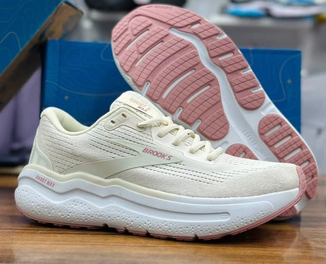 کتونی بروکس کرم سایز ۴۱ تا ۴۵ Brooks