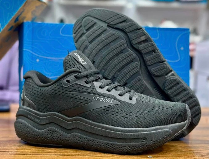 کتونی بروکس تمام مشکی سایز ۴۱ تا ۴۵ Brooks