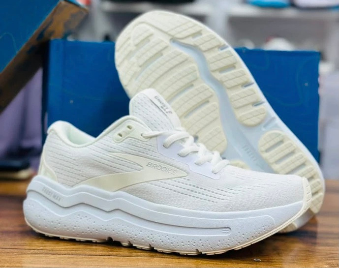کتونی بروکس تمام کرم شیری سایز ۴۱ تا ۴۵ Brooks