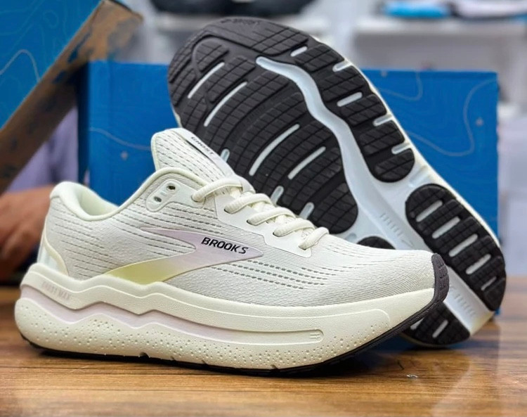 کتونی بروکس کرم بژ سایز ۴۱ تا ۴۵ Brooks