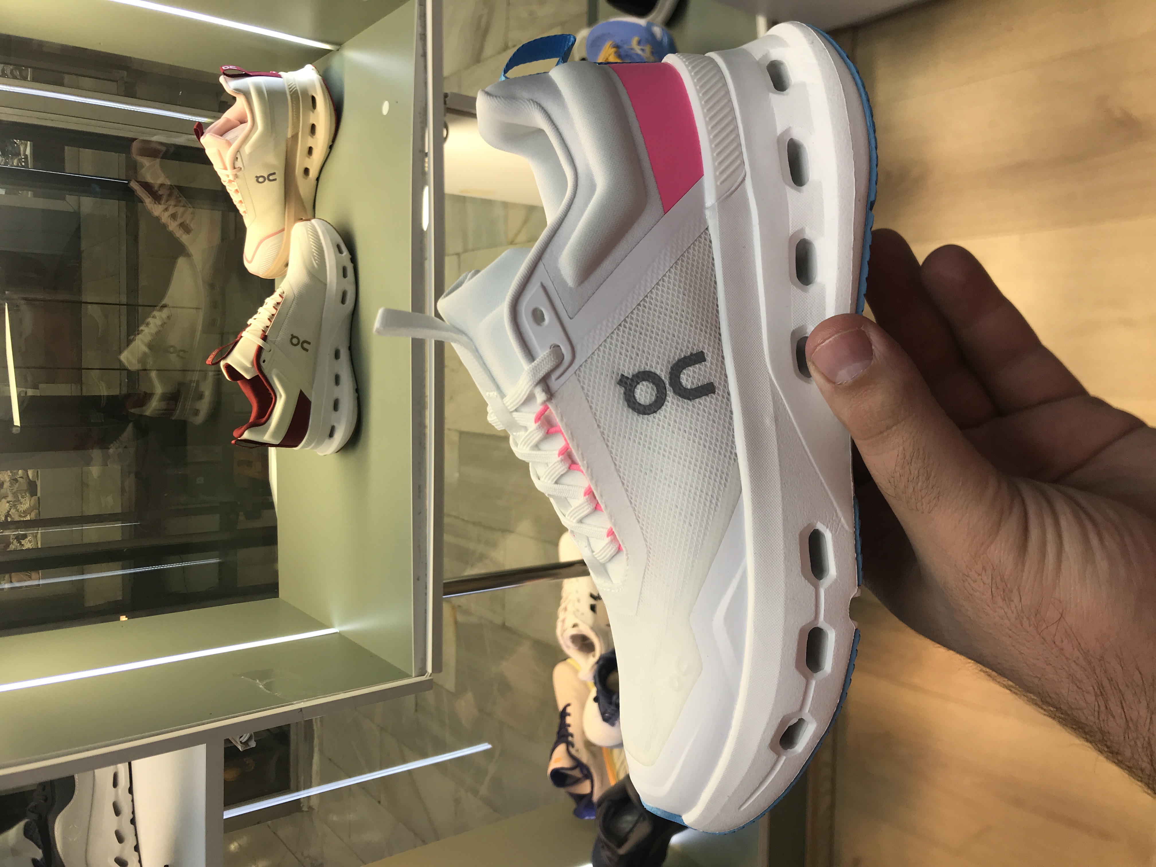 کتونی آن رانینگ کلود سرفر سفید صورتی آبی سایز 37 تا 40  ON RUNNING CLOUD