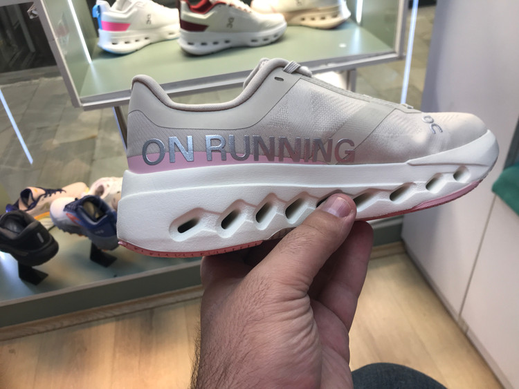 کتونی آن رانینگ کلودسرفر کرم صورتی سایز 37 تا 40 ON RUNNING CLOUD SURFER