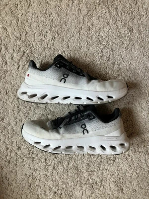 کتونی آن رانینگ کلود تیلت رنگ شیری طوسی مشکی سایز 39 تا 44 ON RUNNING CLOUD TILT GREY BLACK