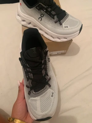 کتونی آن رانینگ کلود تیلت رنگ شیری طوسی مشکی سایز 39 تا 44 ON RUNNING CLOUD TILT GREY BLACK