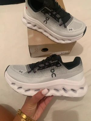 کتونی آن رانینگ کلود تیلت رنگ شیری طوسی مشکی سایز 39 تا 44 ON RUNNING CLOUD TILT GREY BLACK