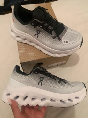 کتونی آن رانینگ کلود تیلت رنگ شیری طوسی مشکی سایز 39 تا 44 ON RUNNING CLOUD TILT GREY BLACK