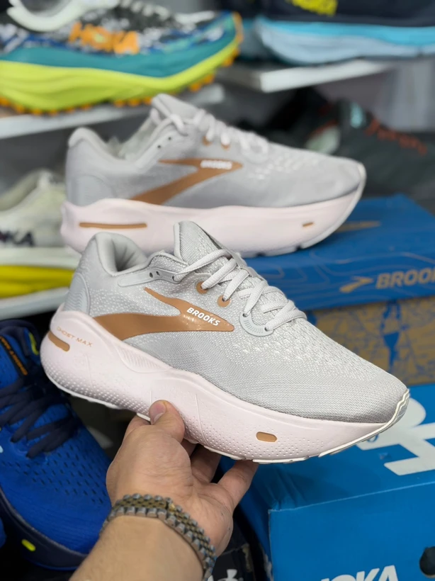 کتونی رانینگ بروکس گاست مکس سایز 36 تا 45 طوسی کرم بژ  BROOKS GHOST MAX
