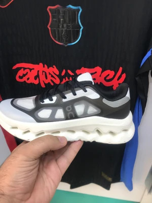 کتونی آن رانینگ (کیوسی) کلود تیلت ریمیکس مشکی سفید سایز 37 تا 45 ON RUNNING CLOUD TILT REMIX