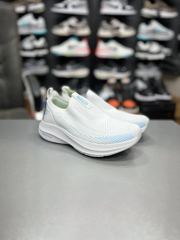 کتونی زنانه اسکیچرز گو ران سایز 37 تا 40 سفید Skechers Max cushioning Go run